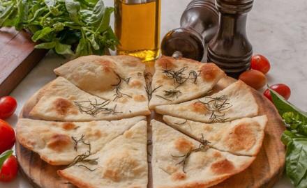 FOCACCIA AL ROSMARINO E OLIO DI OLIVA
